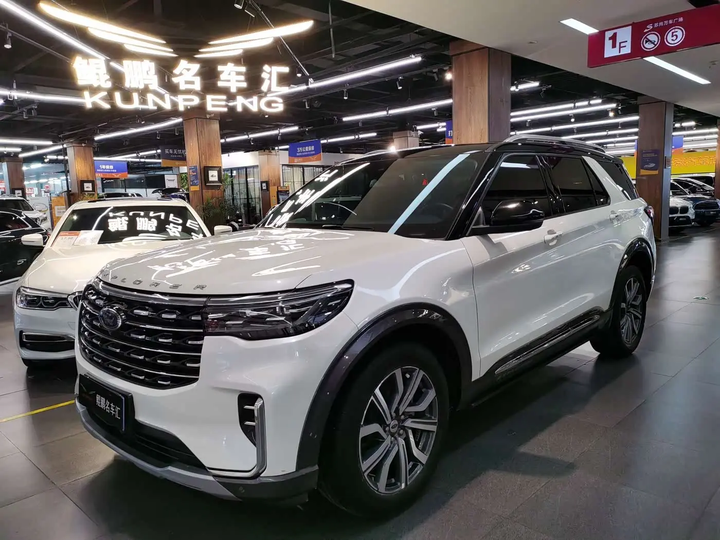 Ford Explorer 2023 — Фото 1/16