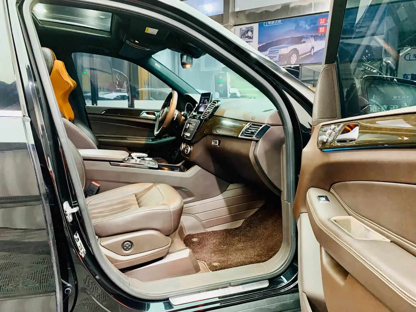 Mercedes-Benz GLS 2018 — Photo 17/20