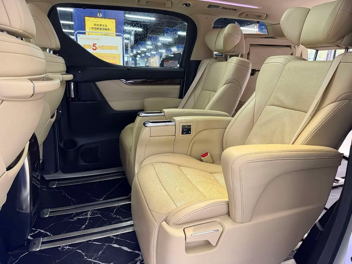 Toyota Alphard 2019 — Photo 9/20