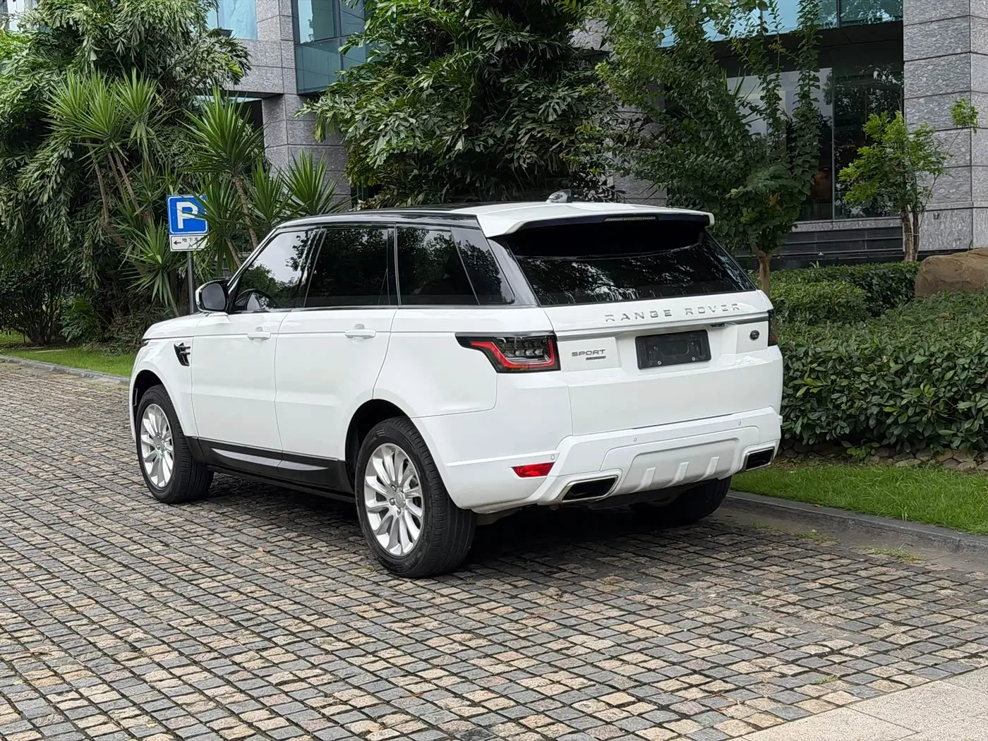Land Rover Range Rover Sport 2017 — Photo 8/12
