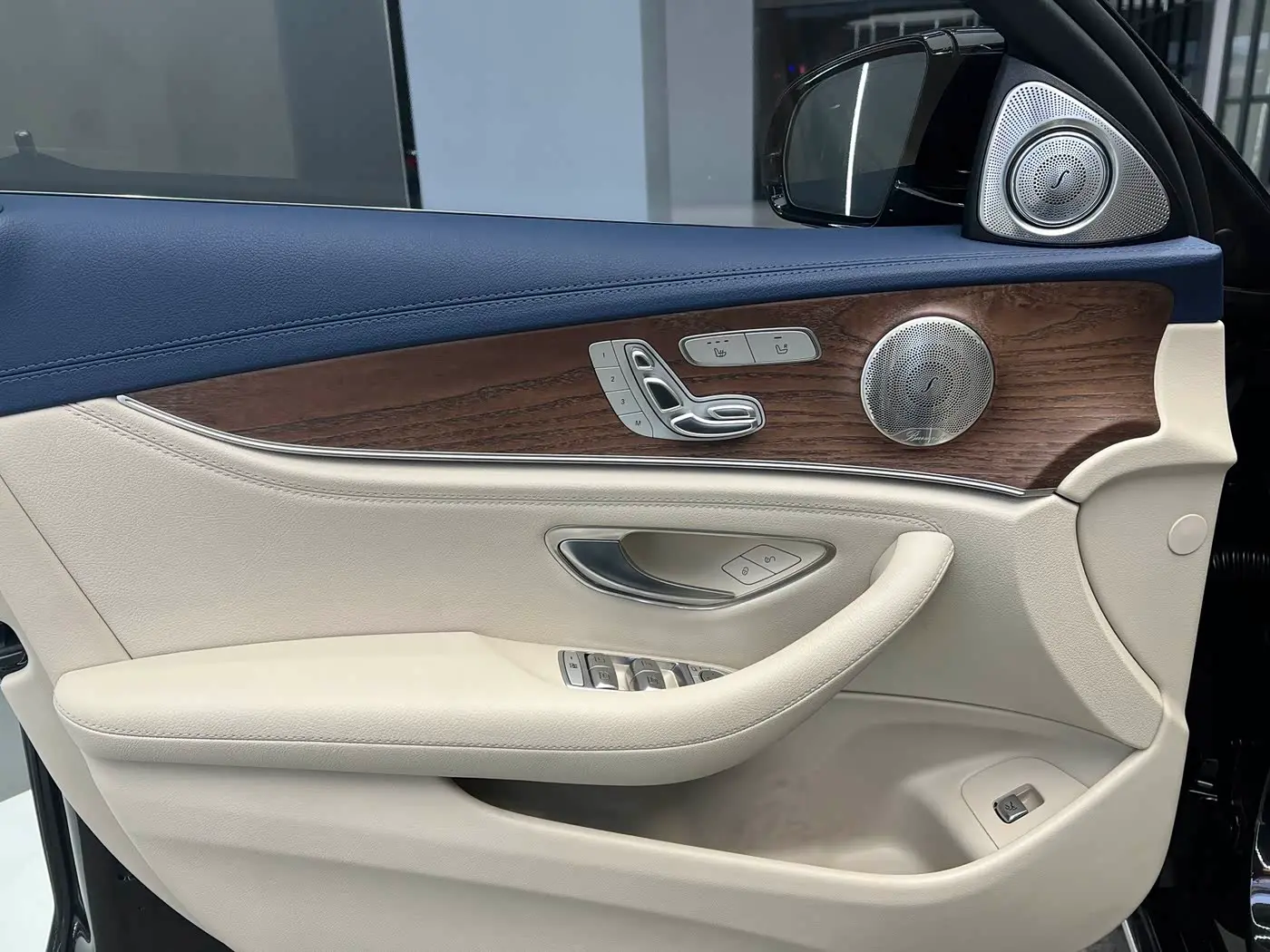 Mercedes-Benz E-Class 2022 — Photo 11/20