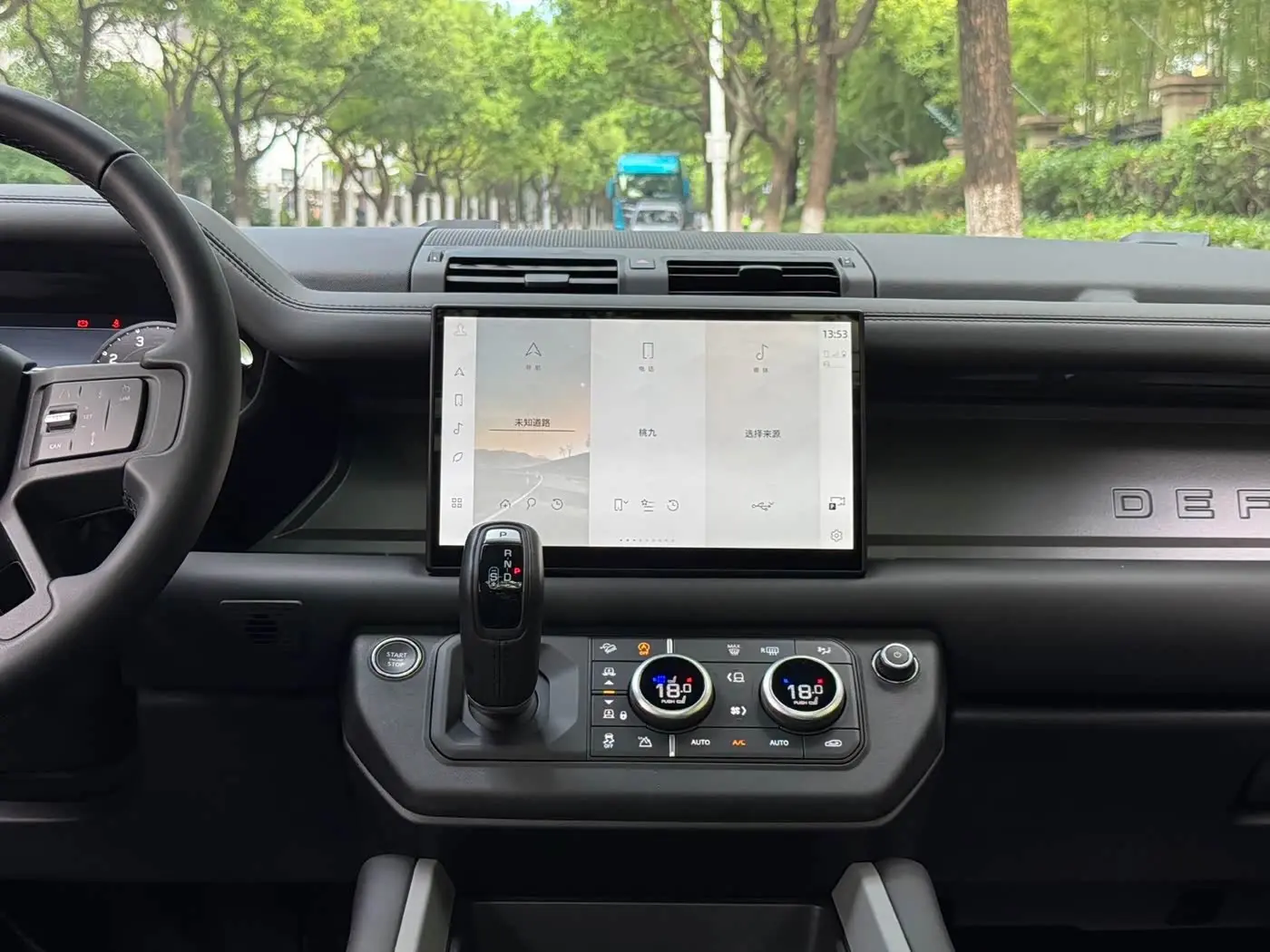 Land Rover Defender 2025 — Фото 12/18