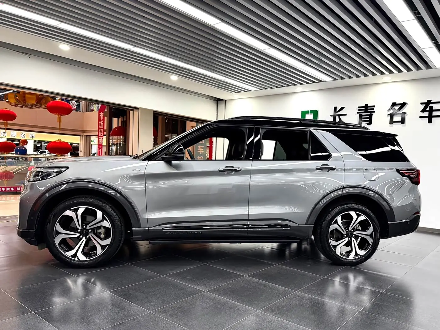 Ford Explorer 2023 — Photo 3/16