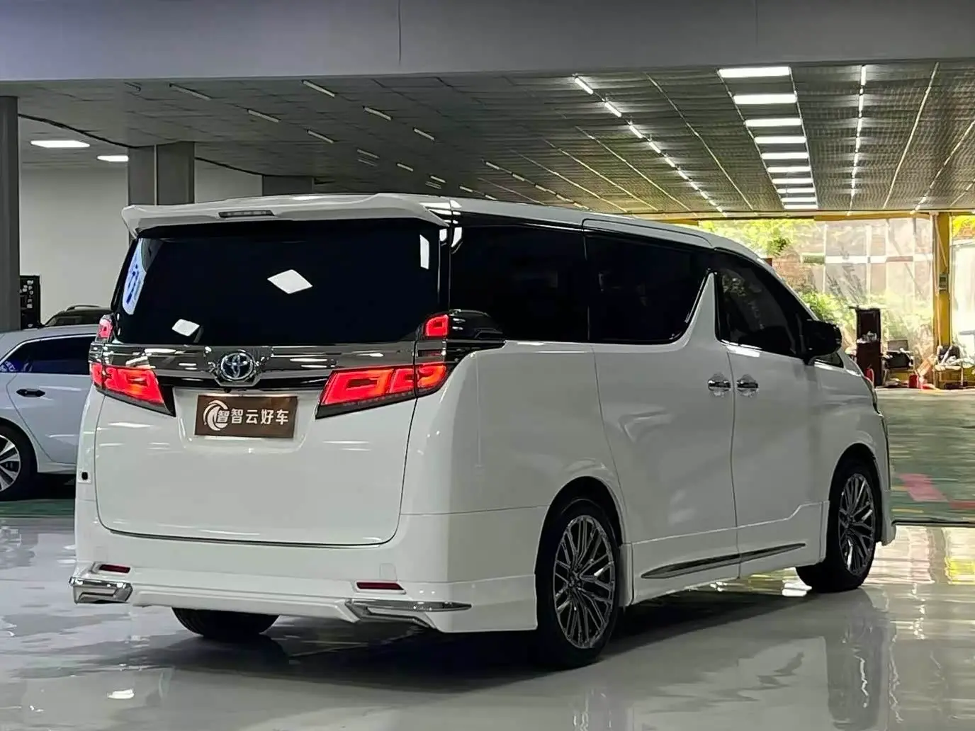 Toyota Vellfire 2020 — Photo 9/9