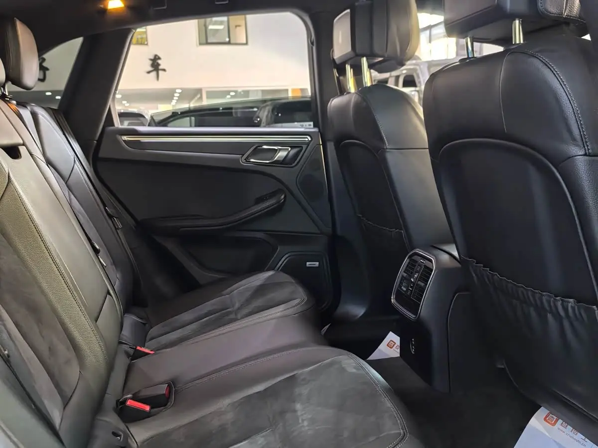Porsche Macan 2020 — Фото 8/15