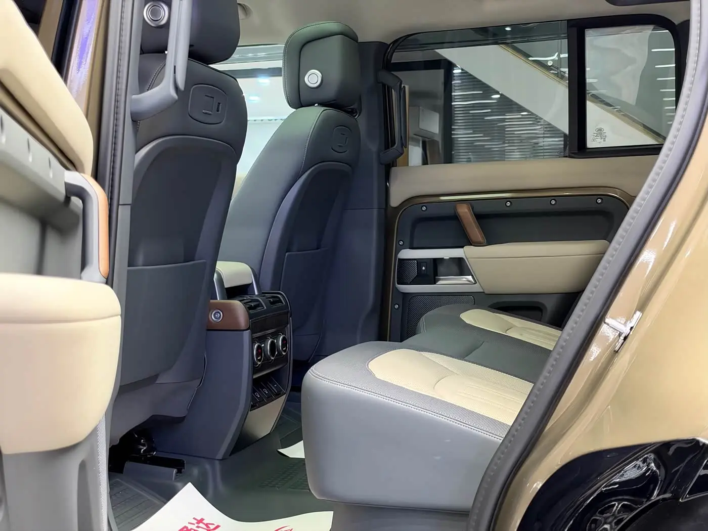 Land Rover Defender 2021 — Photo 8/16