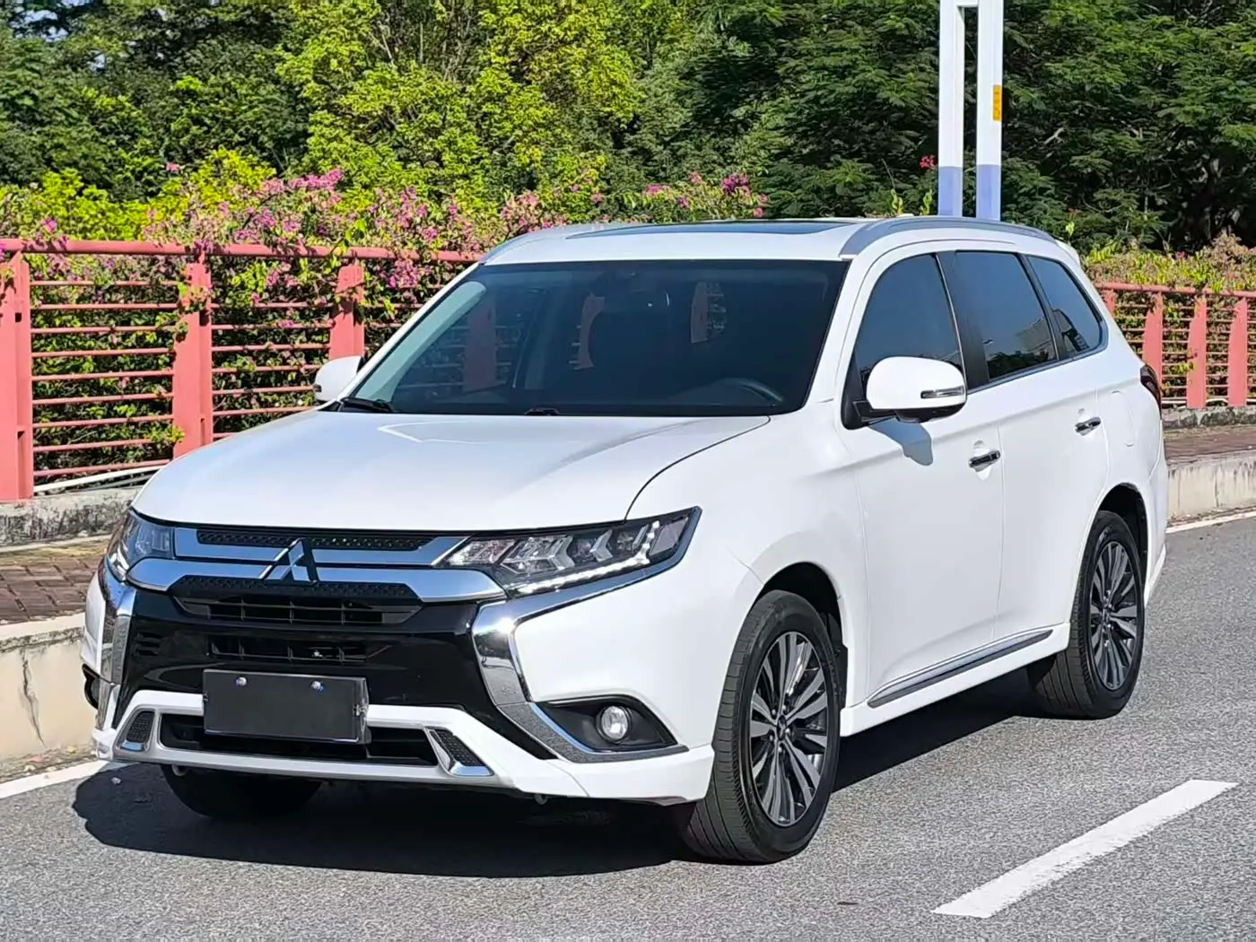 Mitsubishi Outlander 2021 — Photo 1/18