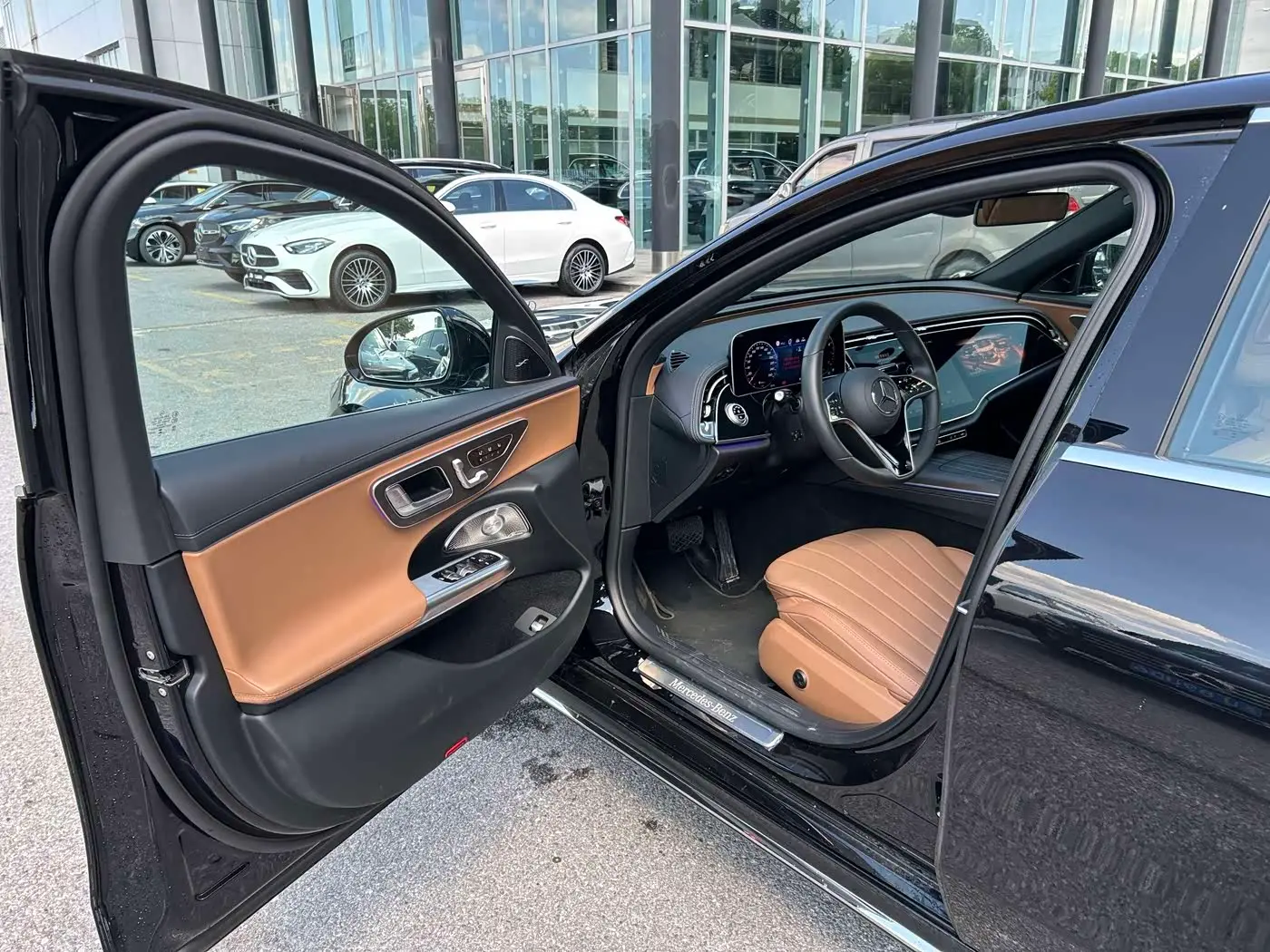 Mercedes-Benz E-Class 2025 — Photo 8/17
