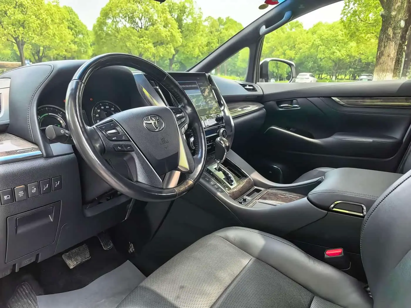 Toyota Alphard 2021 — Photo 7/17