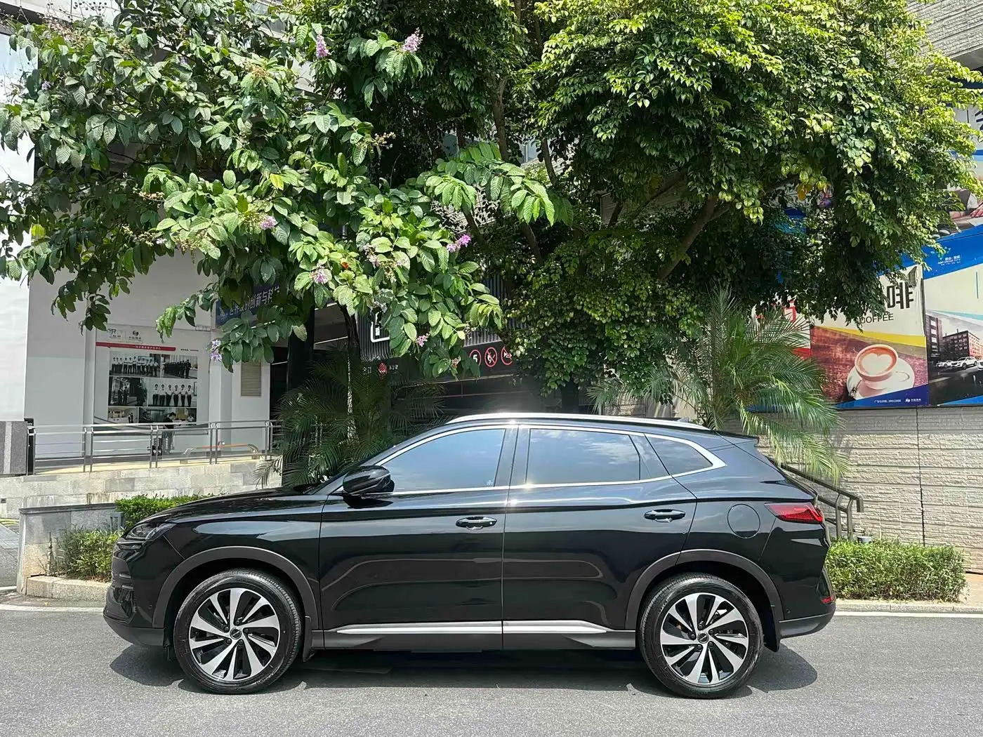 BYD Song PLUS PHEV 2023 — Photo 5/20