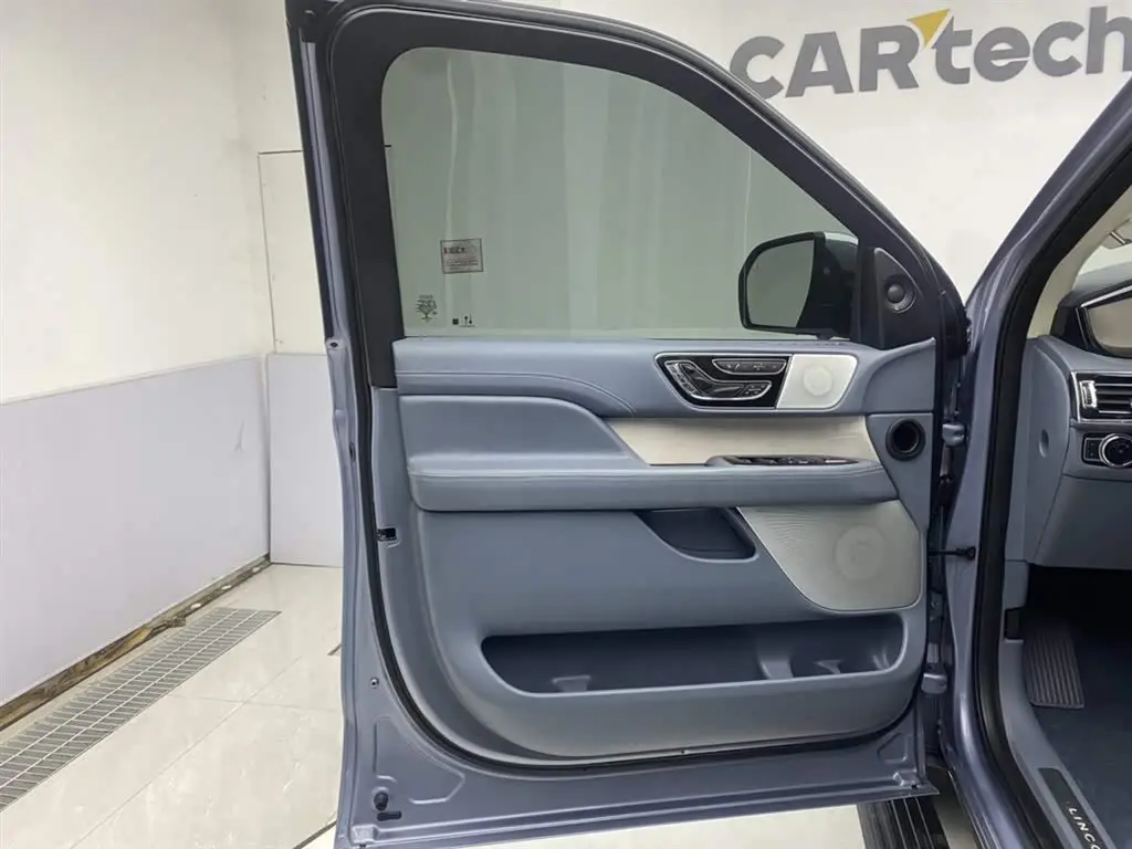 Lincoln Navigator 2023 — Photo 16/20