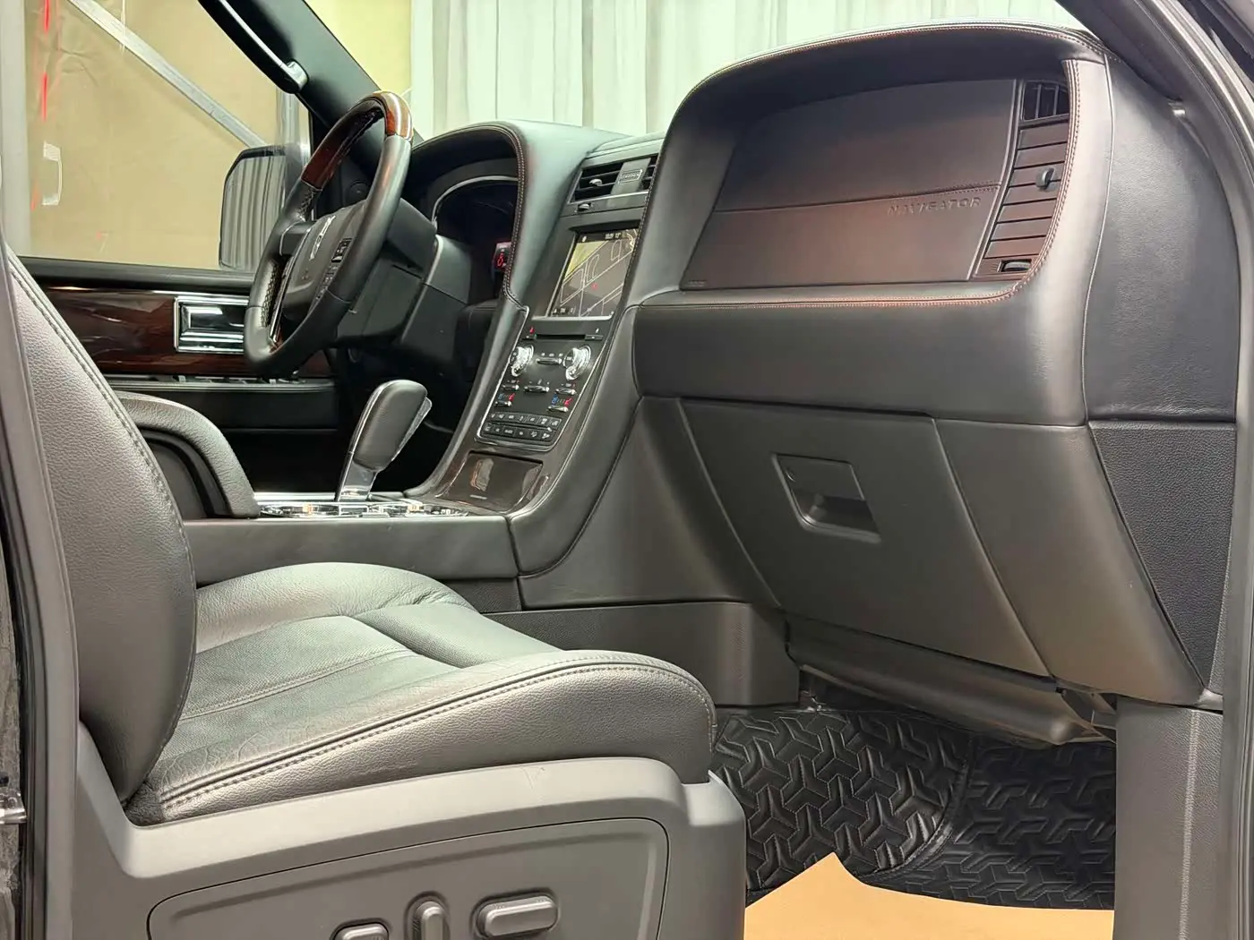 Lincoln Navigator 2017 — Photo 7/20