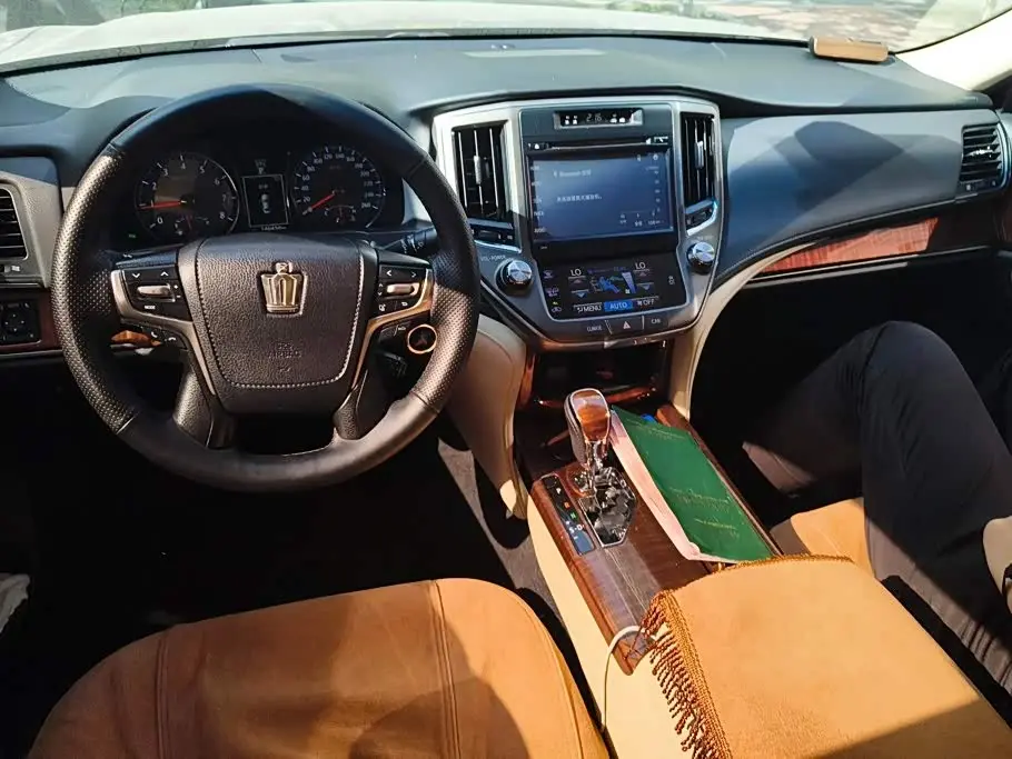 Toyota Crown 2015 — Şəkil 12/16