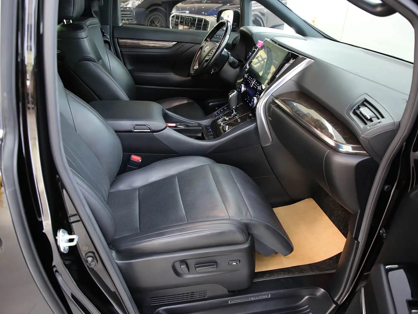 Toyota Vellfire 2021 — Photo 8/20