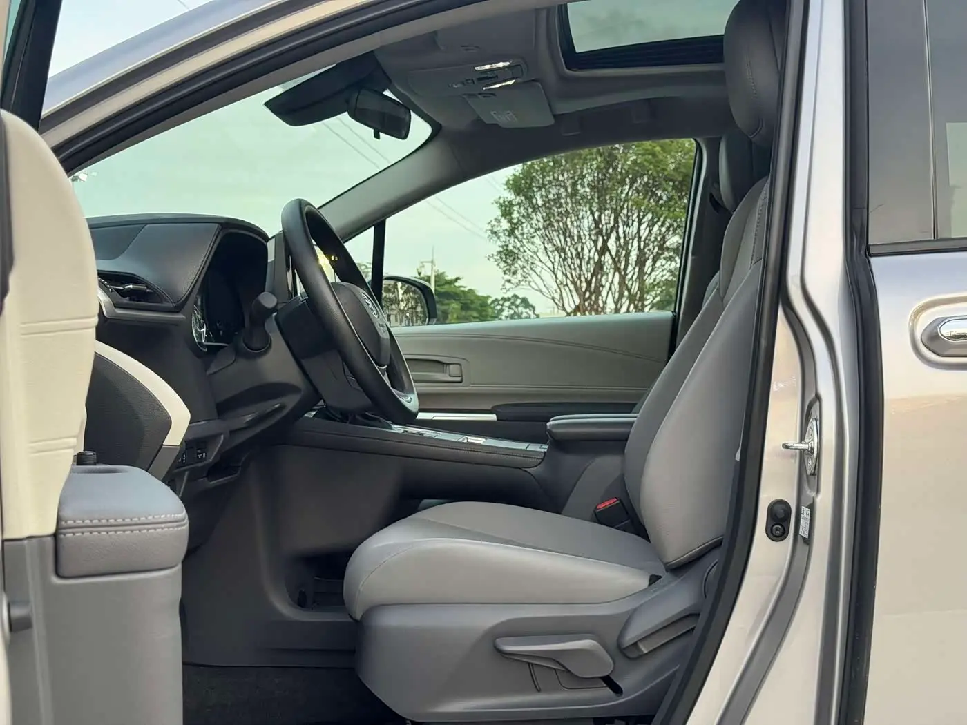 Toyota Granvia 2024 — Photo 18/20