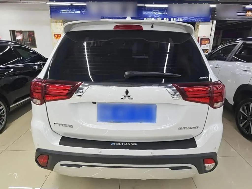 Mitsubishi Outlander 2021 — Photo 6/20
