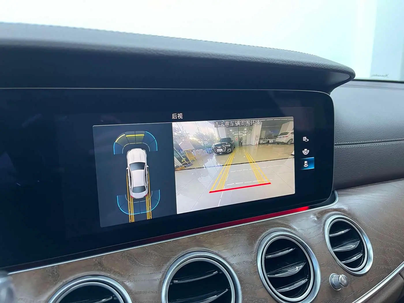 Mercedes-Benz E-Class 2023 — Photo 11/20