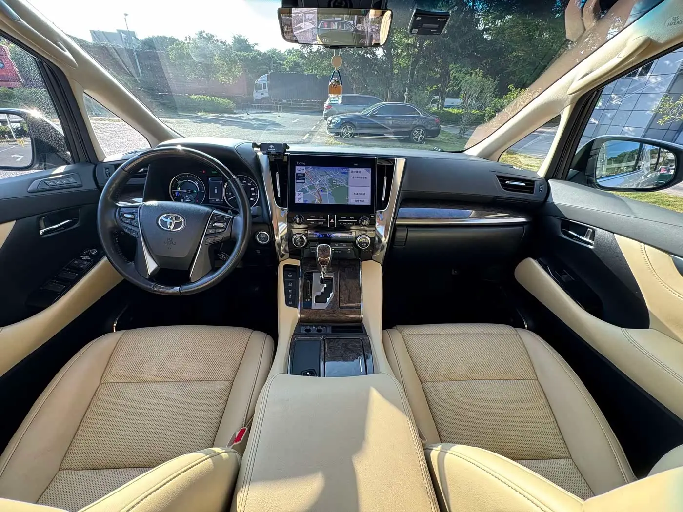 Toyota Alphard 2023 — Photo 8/20