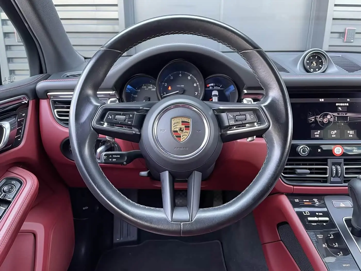 Porsche Macan 2023 — Фото 9/17