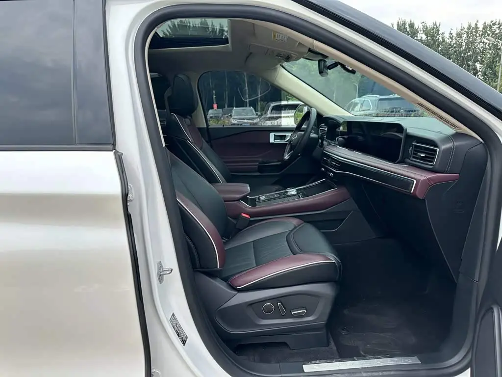 Ford Explorer 2024 — ფოტო 17/20