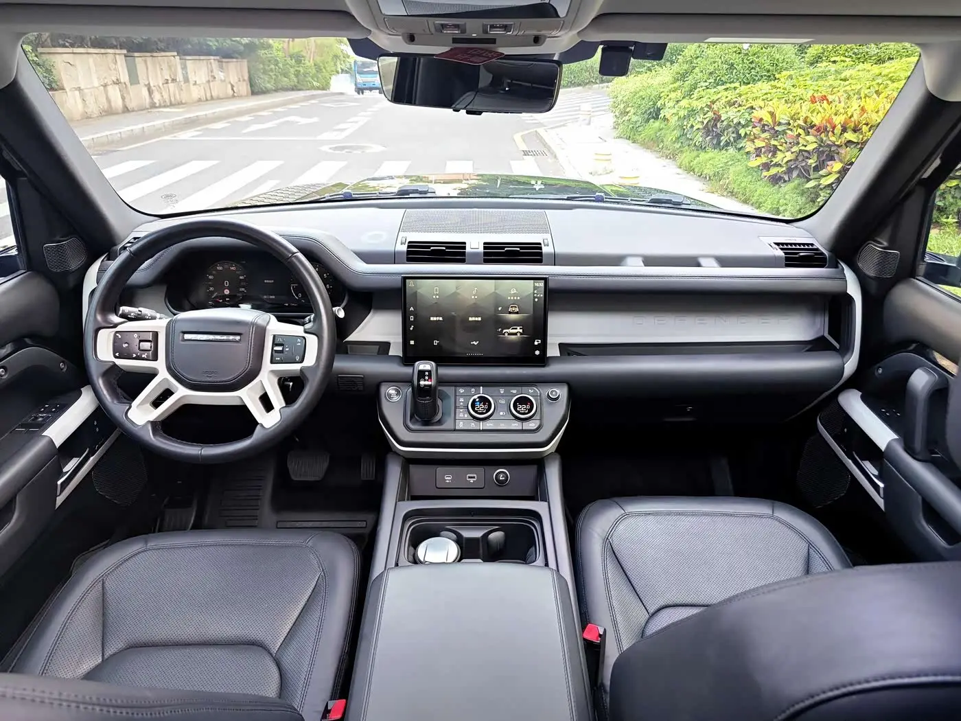 Land Rover Defender 2023 — Photo 9/20
