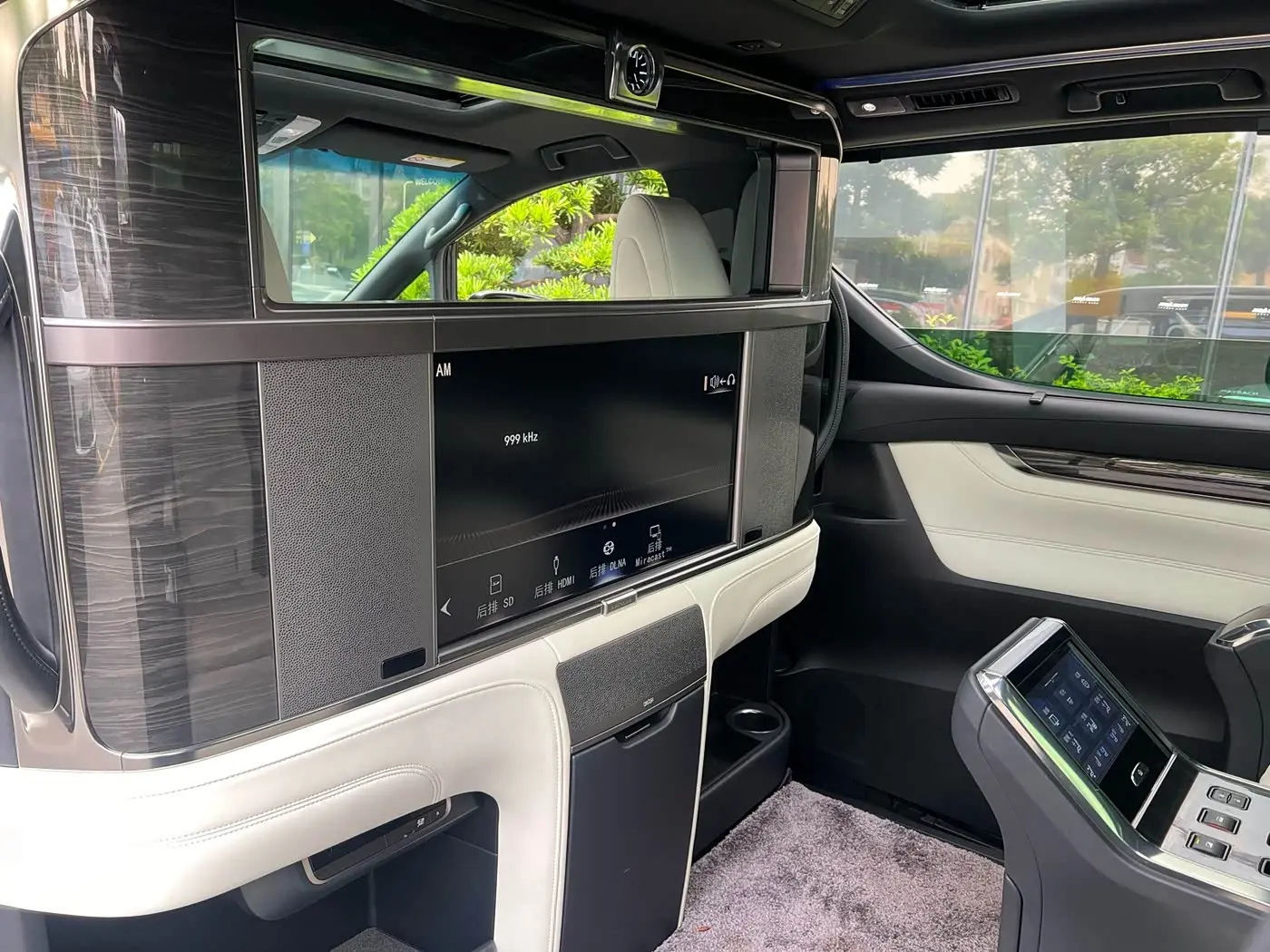 Lexus LM 2020 — Photo 4/10