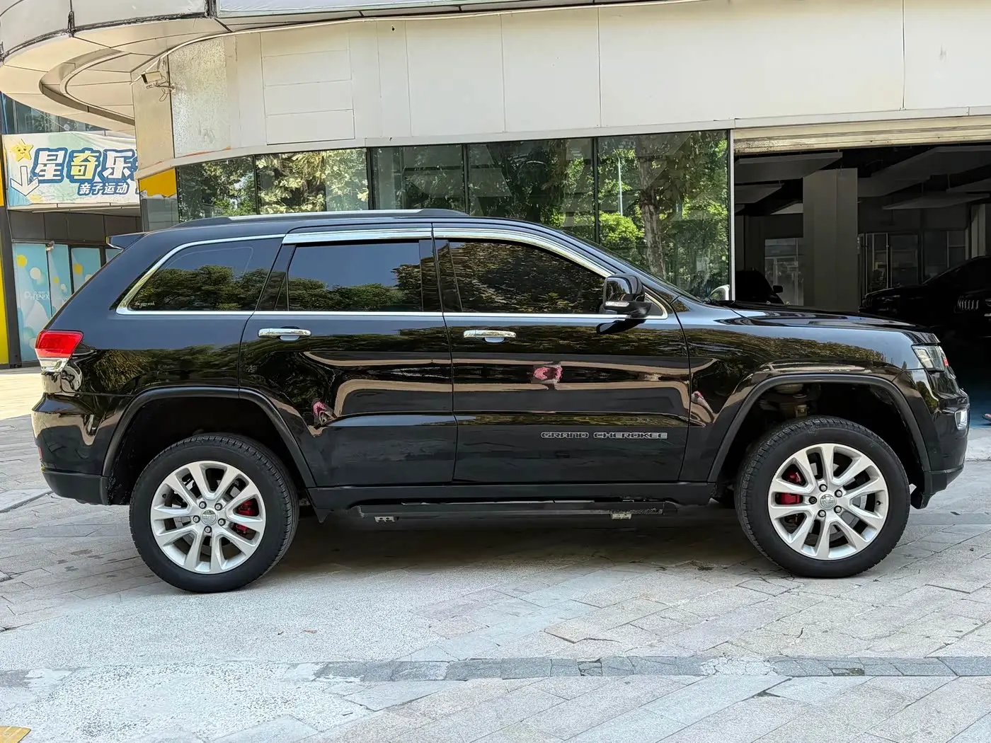 Jeep Grand Cherokee 2017 — Photo 4/18