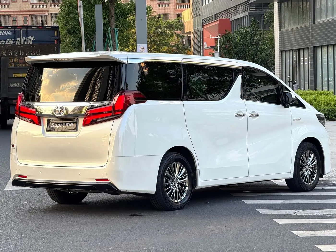 Toyota Alphard 2019 — Photo 10/10