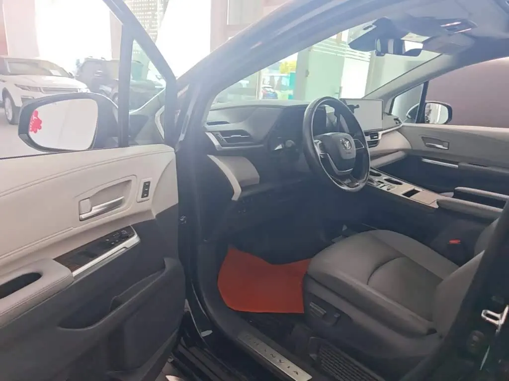 Toyota Granvia 2023 — Photo 16/20