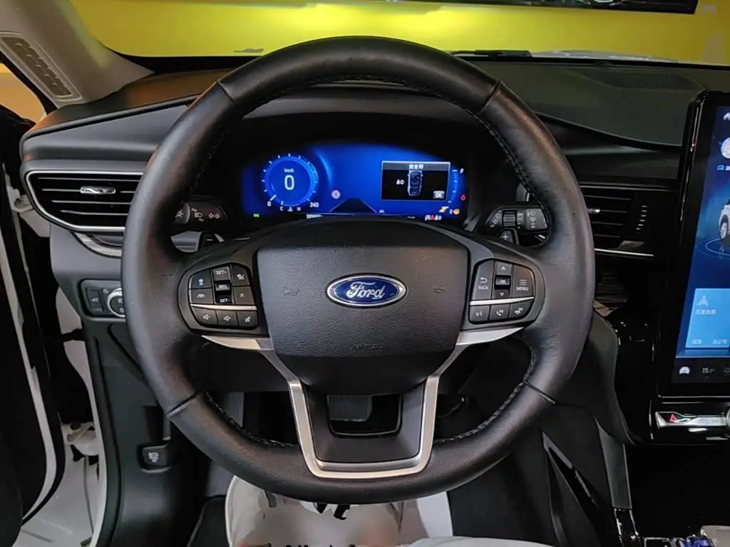 Ford Explorer 2021 — Photo 11/20