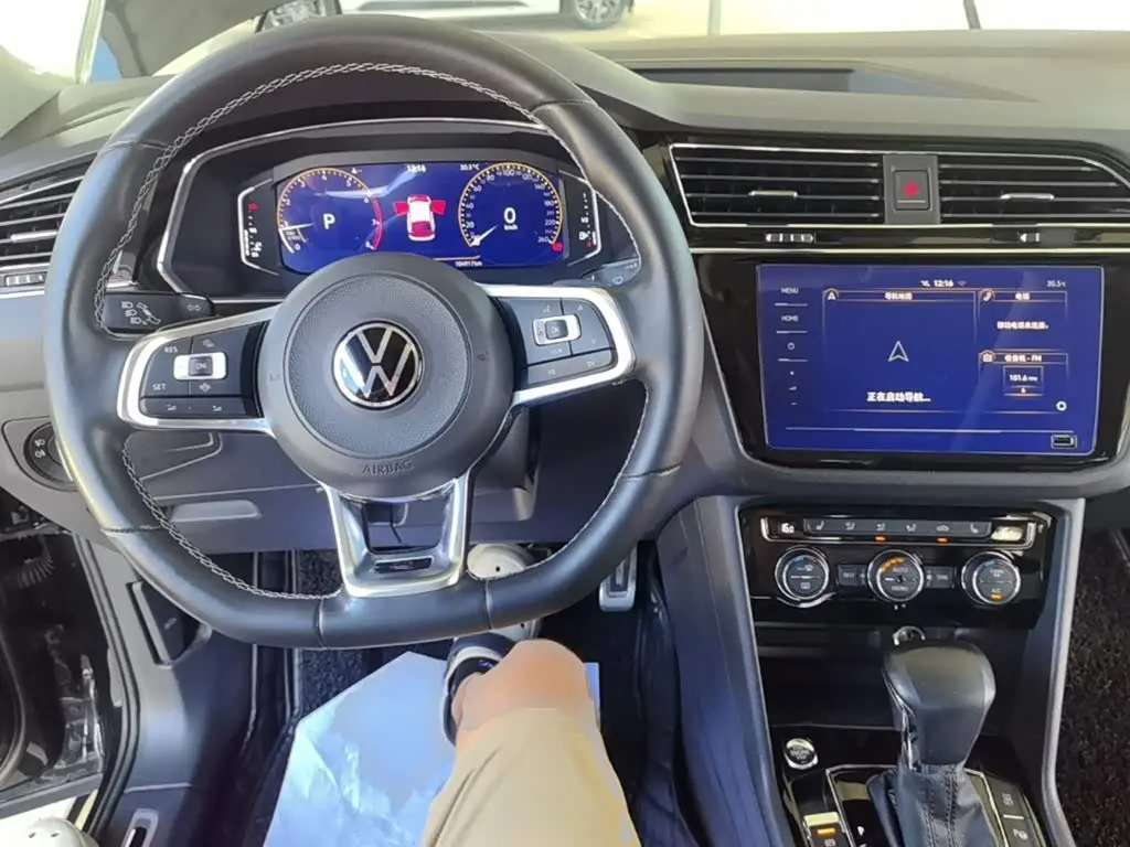 Volkswagen Tiguan L 2021 — Photo 10/20