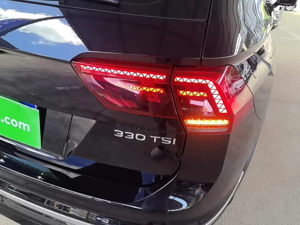Volkswagen Tiguan L 2021 — Photo 8/20