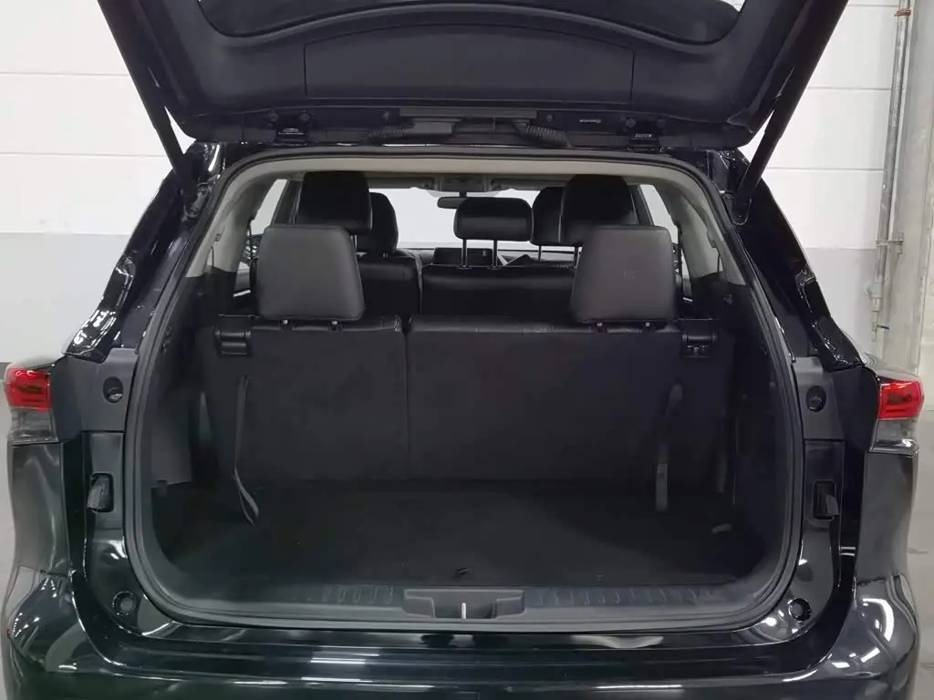 Toyota Highlander 2023 — Photo 16/20