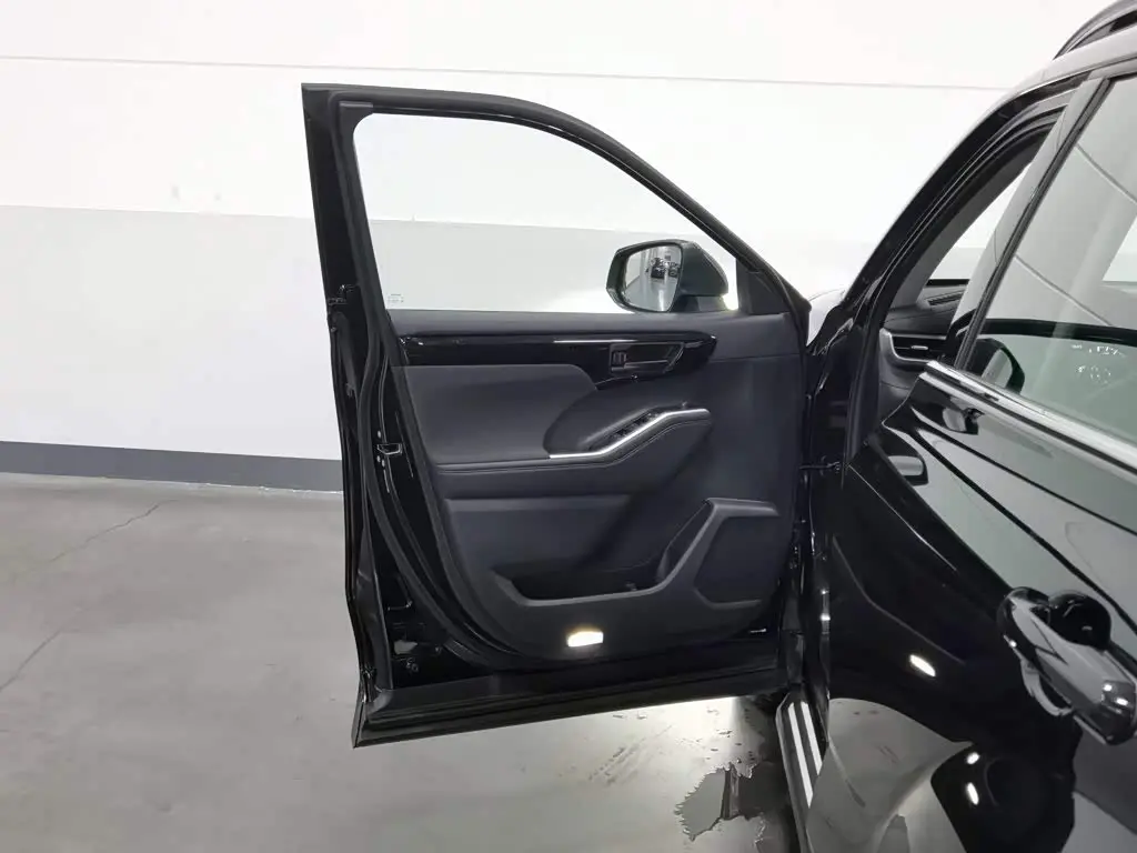 Toyota Highlander 2023 — Photo 8/20
