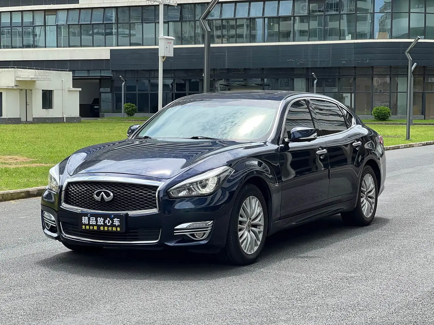 Infiniti Q70 2018 — Photo 1/13