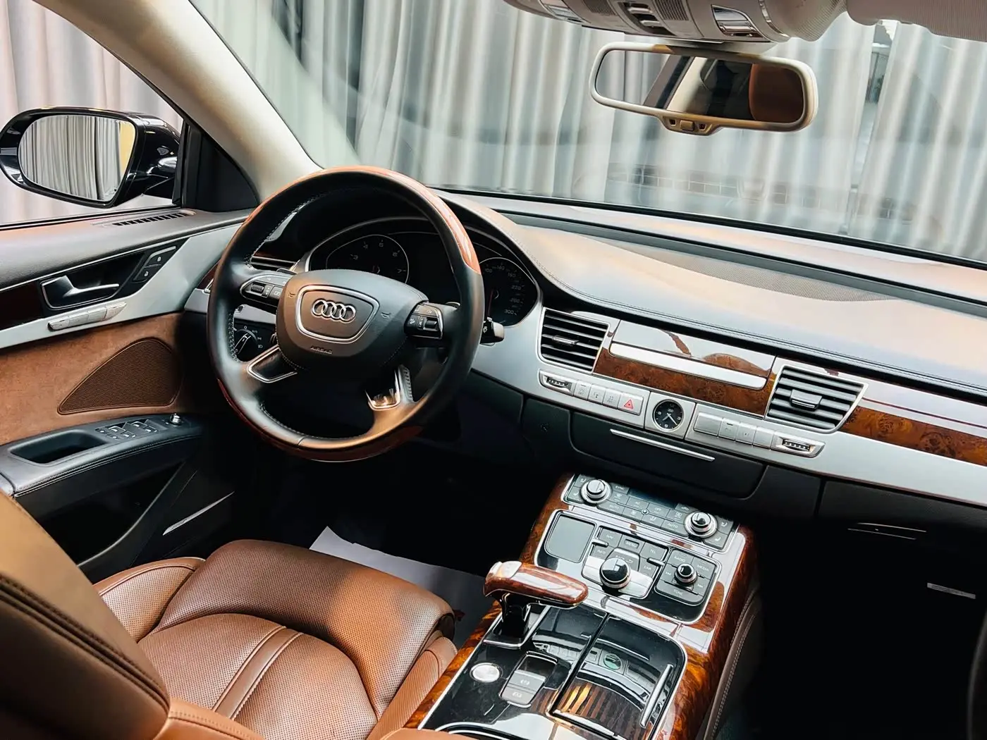 Audi A8 2012 — Photo 13/20