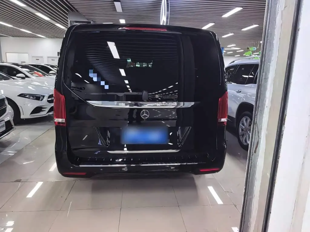 Mercedes-Benz V-Class 2021 — Photo 9/16