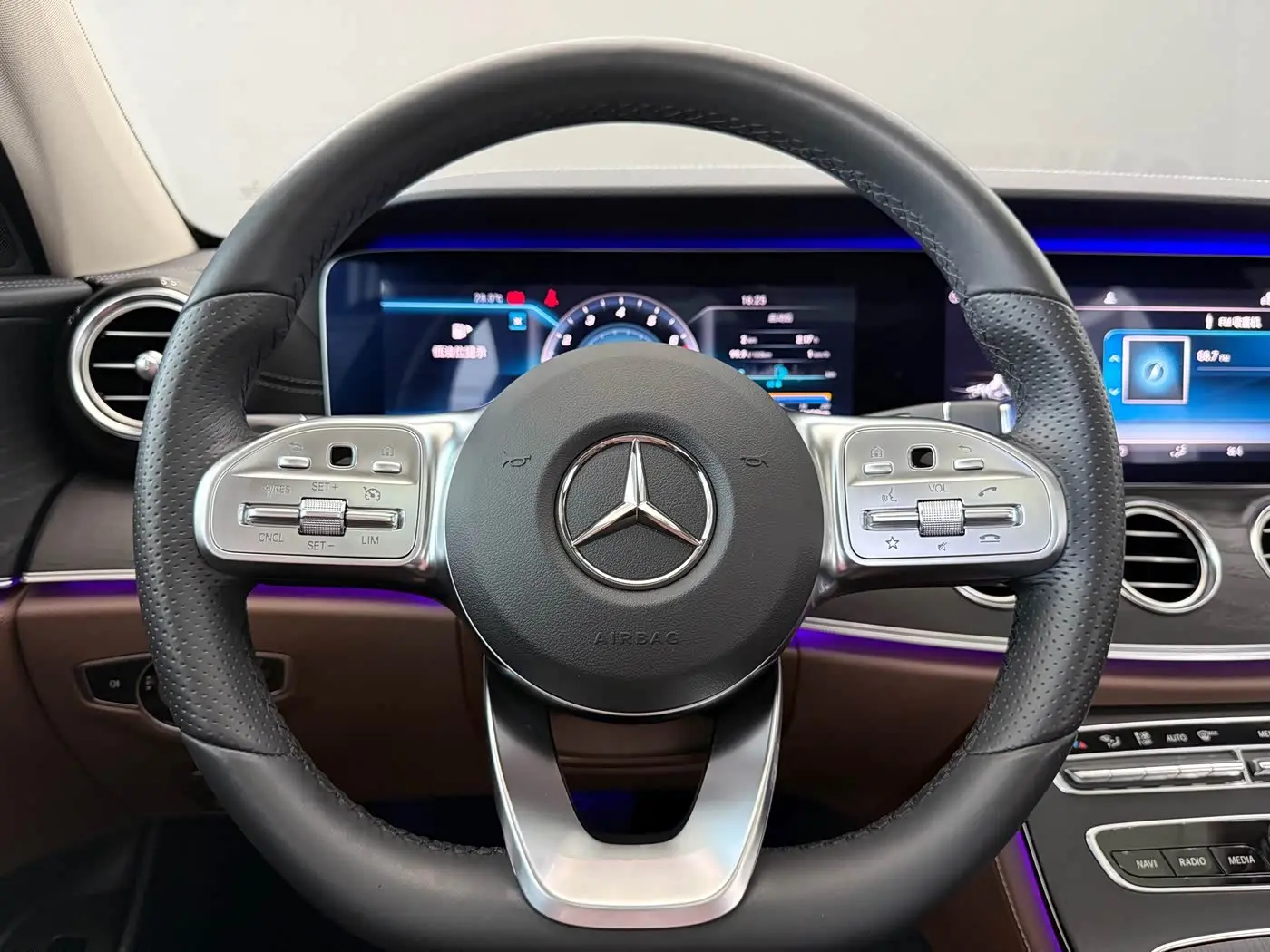 Mercedes-Benz E-Class 2020 — Фото 16/18