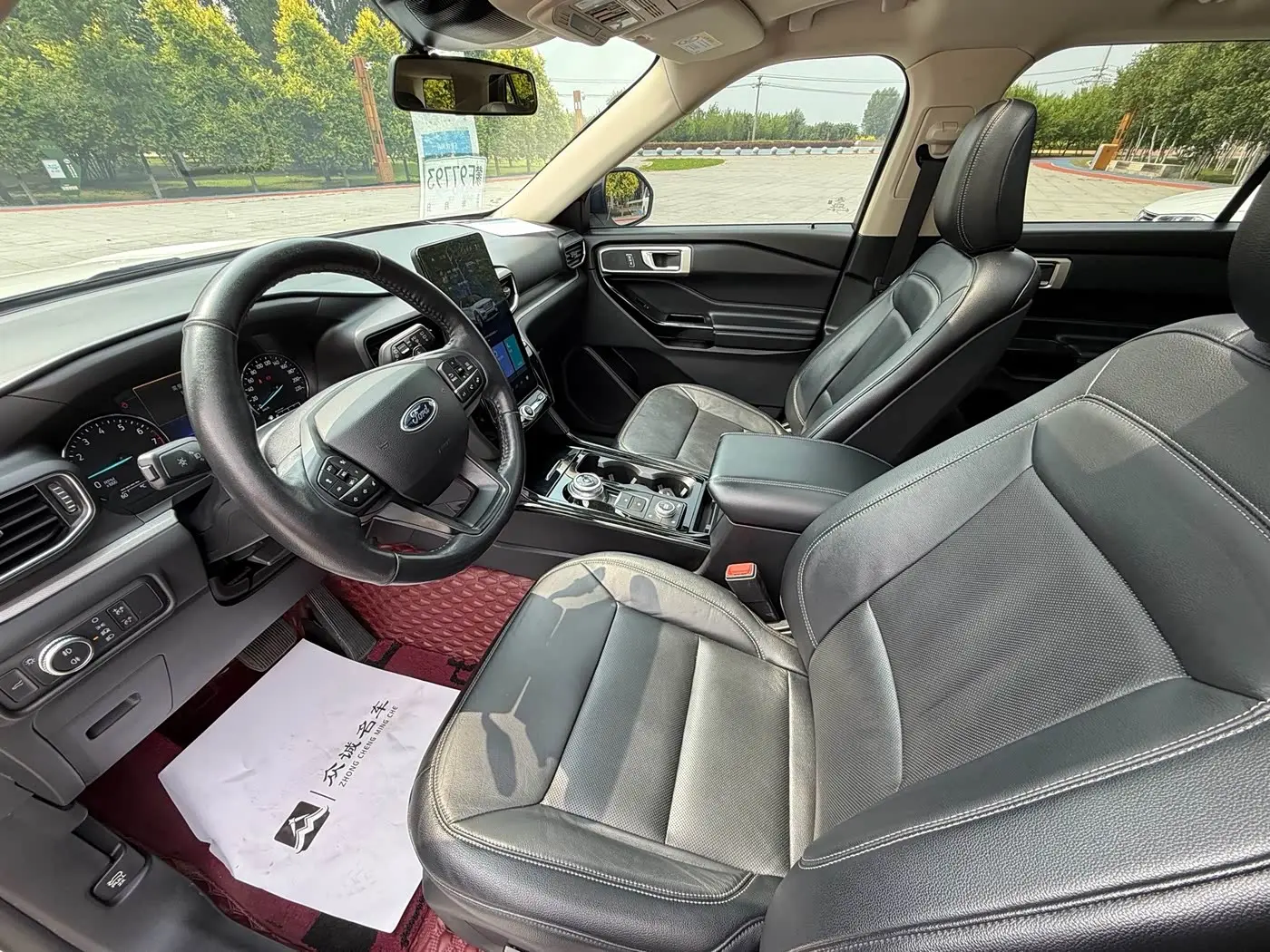 Ford Explorer 2021 — Photo 4/9