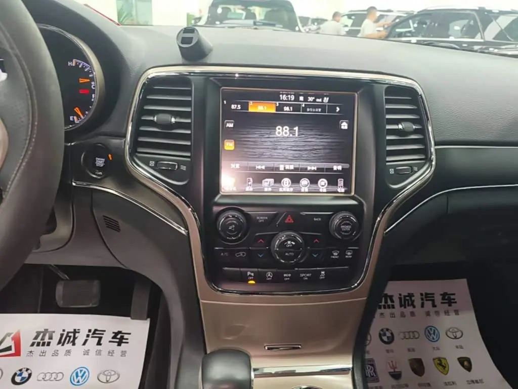 Jeep Grand Cherokee 2018 — Фото 13/20