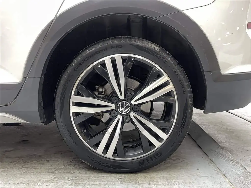 Volkswagen Touran 2021 — Photo 6/20