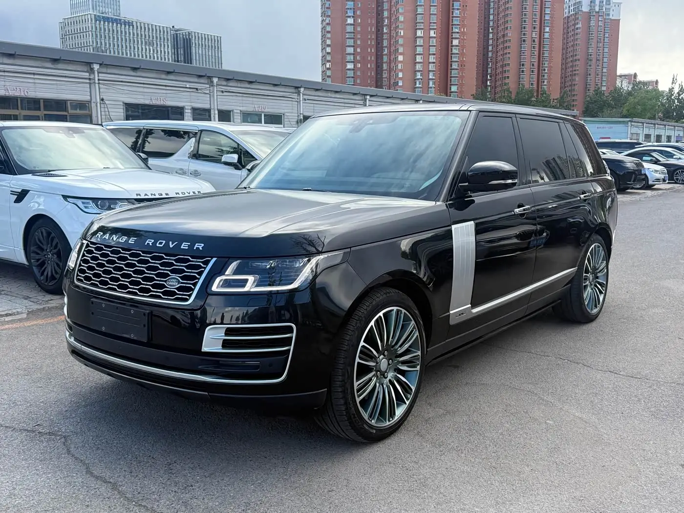 Land Rover Range Rover 2019 — Фото 1/16