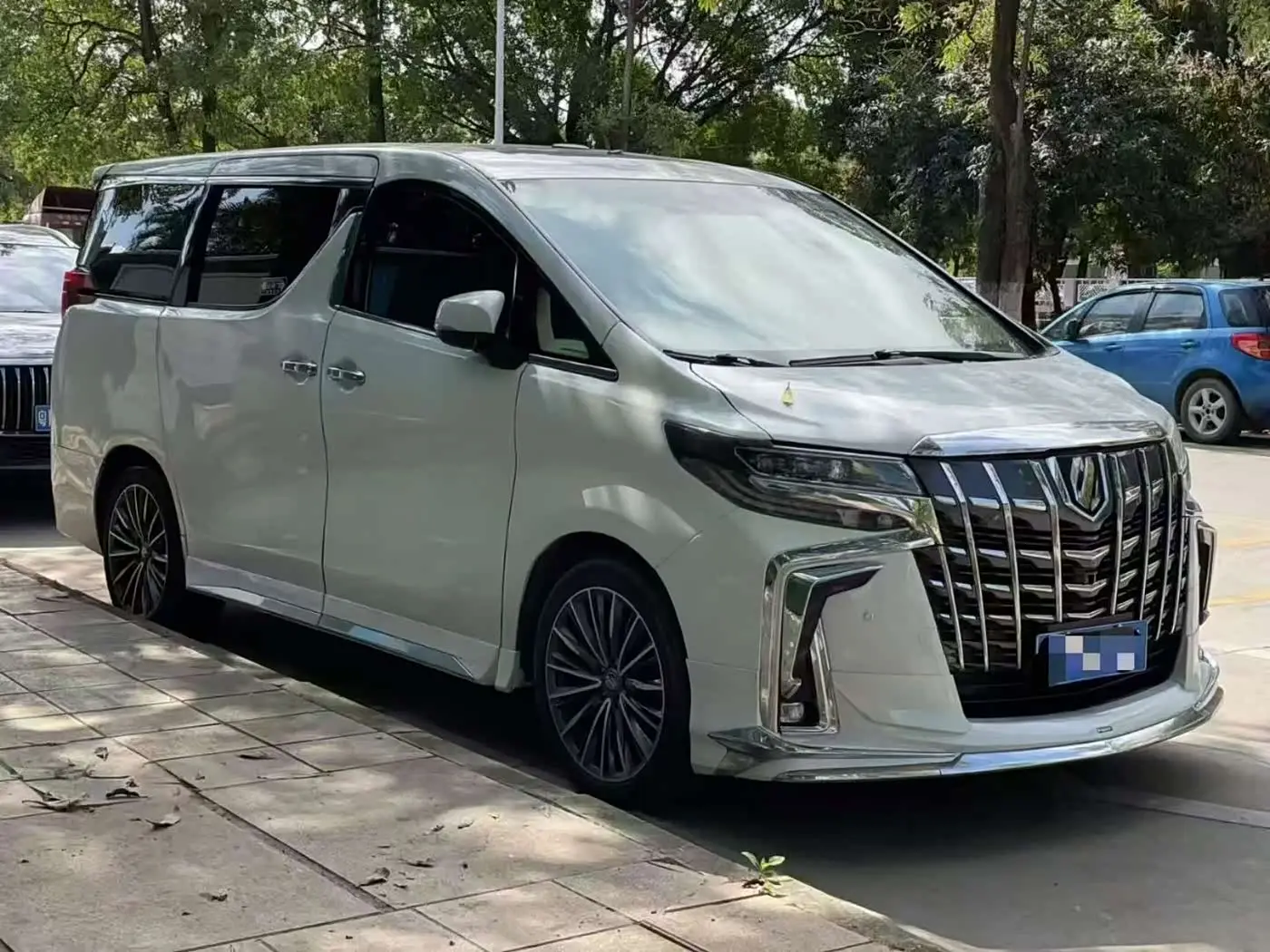 Toyota Alphard 2014 — Photo 2/10
