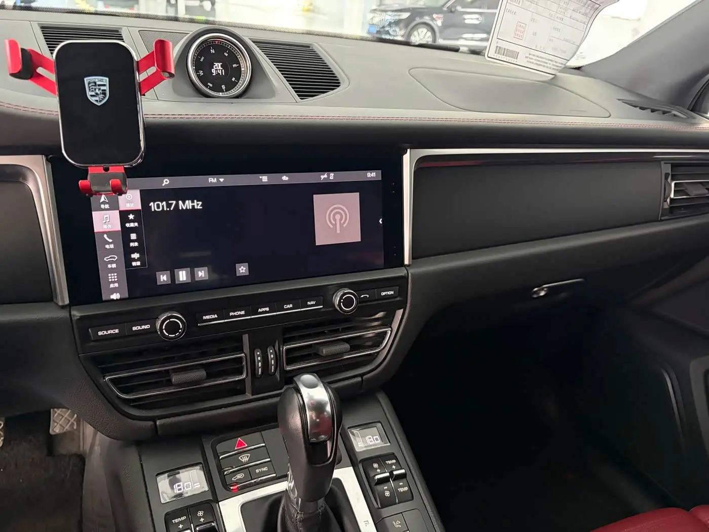 Porsche Macan 2020 — Photo 8/14