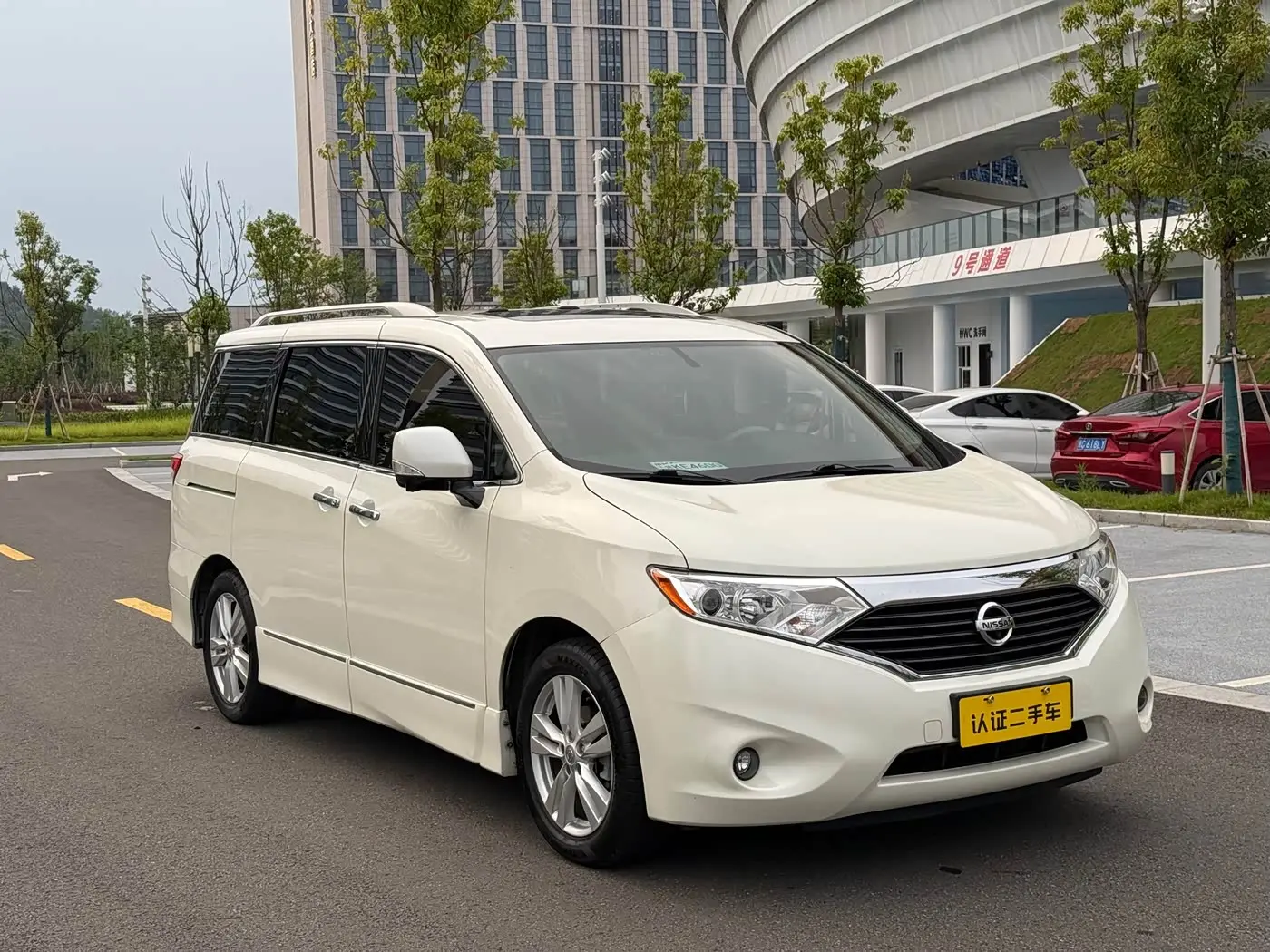 Nissan Quest 2017 — Photo 1/18