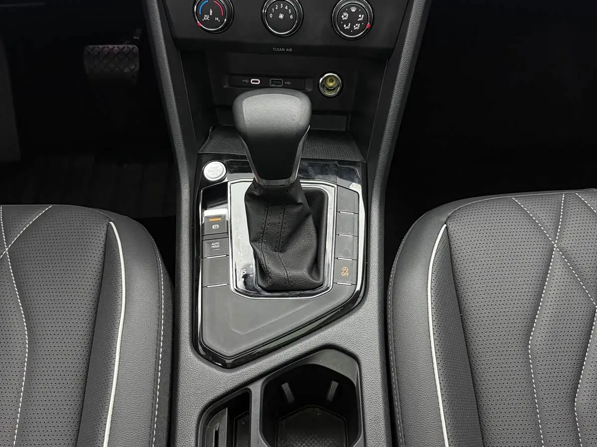 Volkswagen Tiguan L 2023 — Photo 12/20