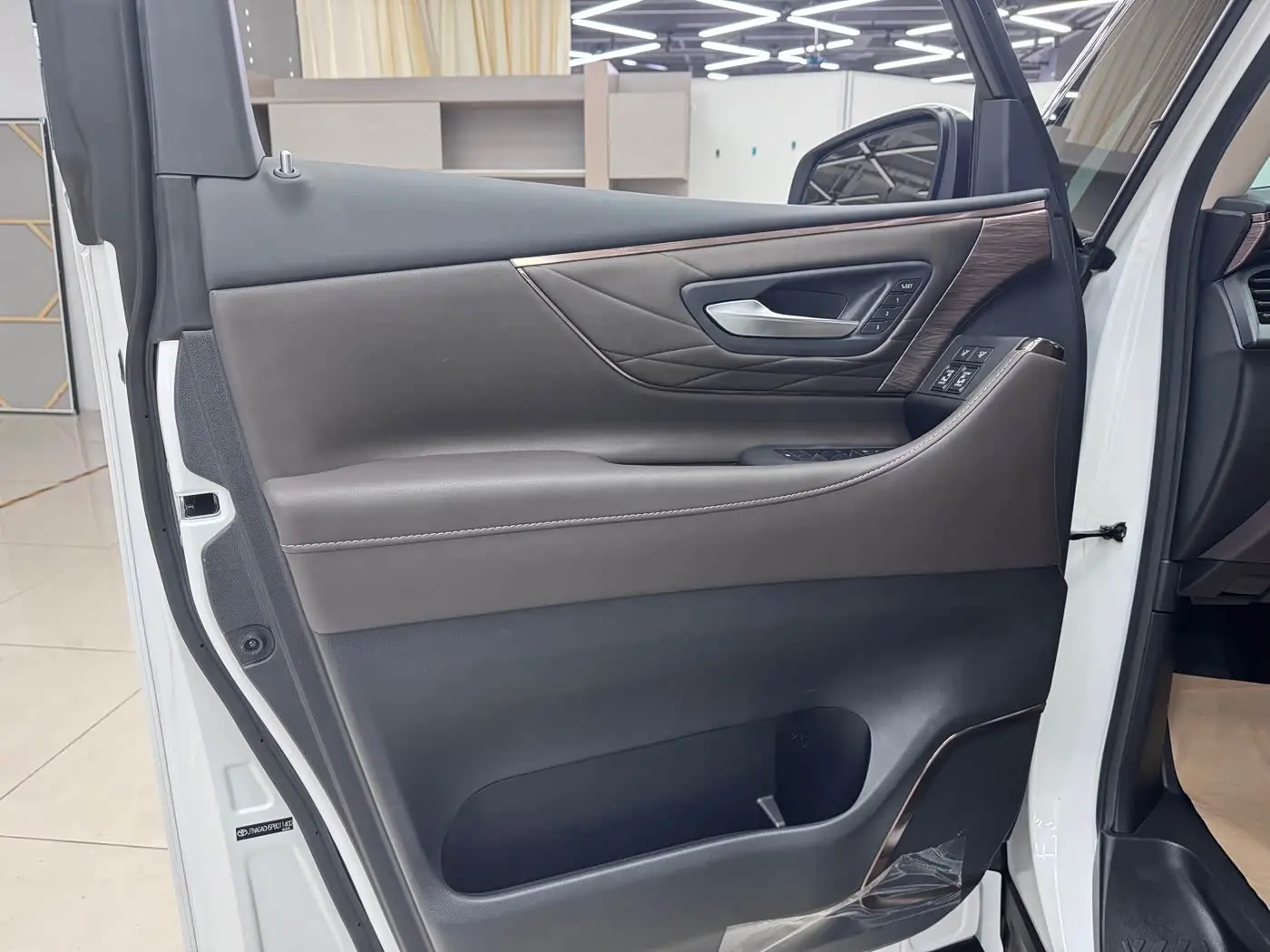 Toyota Alphard 2023 — Photo 6/17