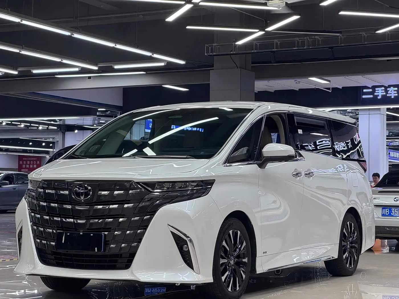 Toyota Alphard 2023 — Photo 2/17