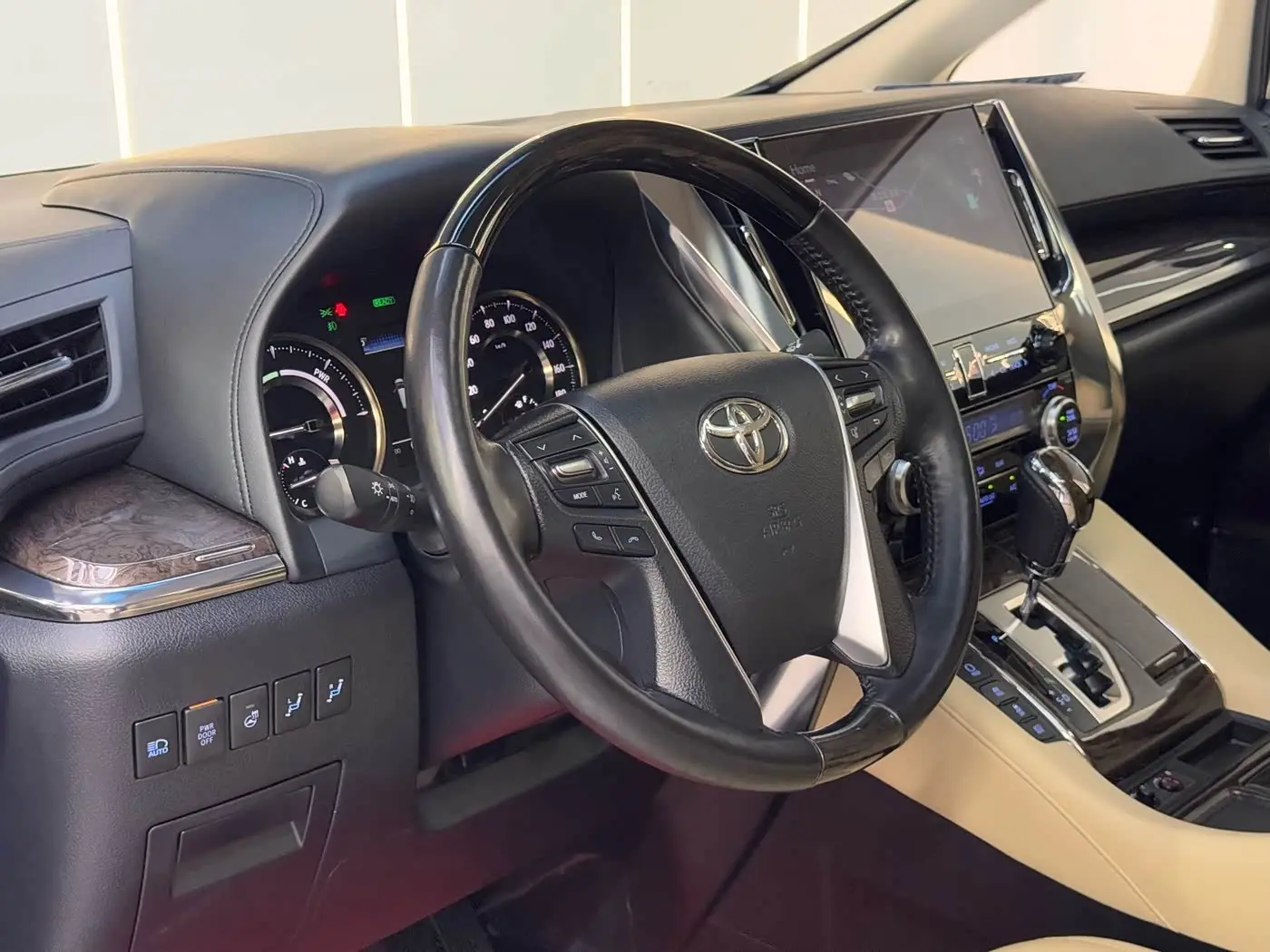 Toyota Vellfire 2021 — Photo 16/20