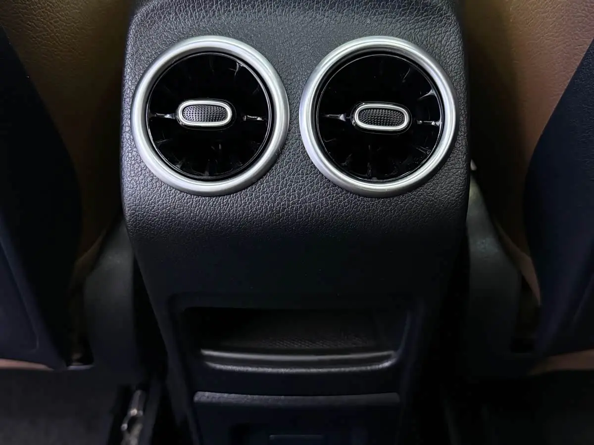 Mercedes-Benz GLB 2021 — Фото 16/20